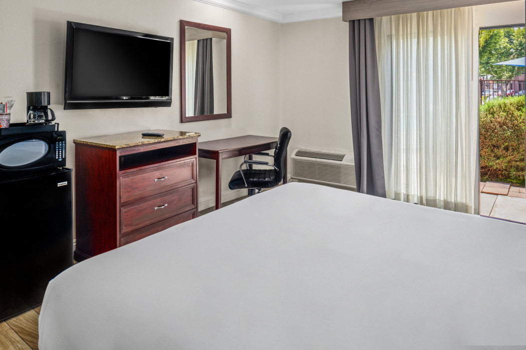 King Room with Desk, TV & Microwave