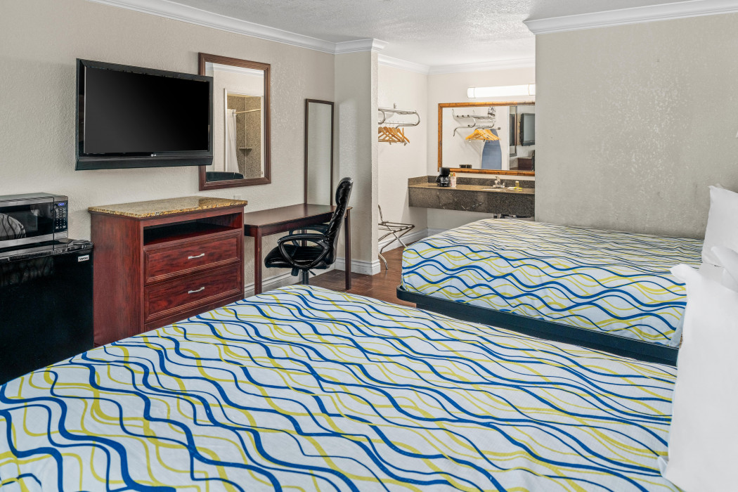 Deluxe Room — Two Double Beds — photo 1