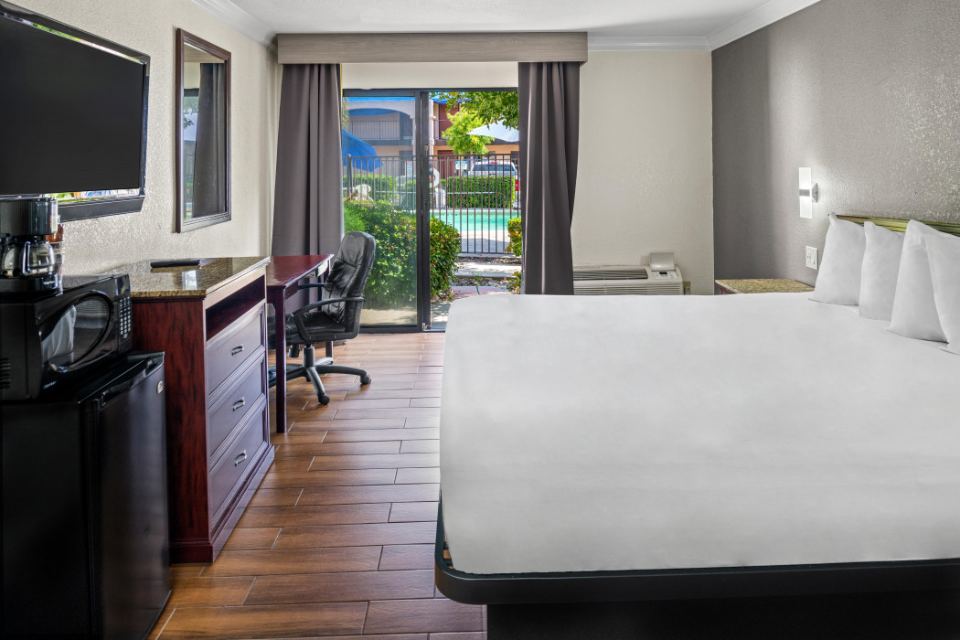 Deluxe King Room